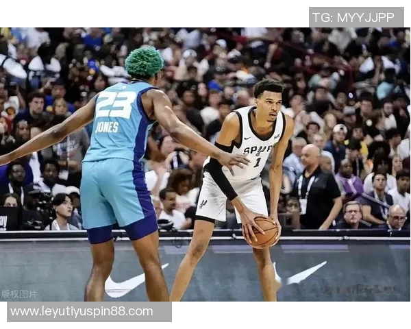 文班亚马半场表现抢眼砍下19分10板3助3断1帽唯失误略显不足